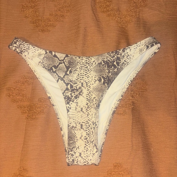 Monday Swimwear, 3 piece set, mediums, snakeskin - Picture 6 of 11